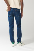 Jean slim azul oscuro con tiro bajo y 5 bolsillos