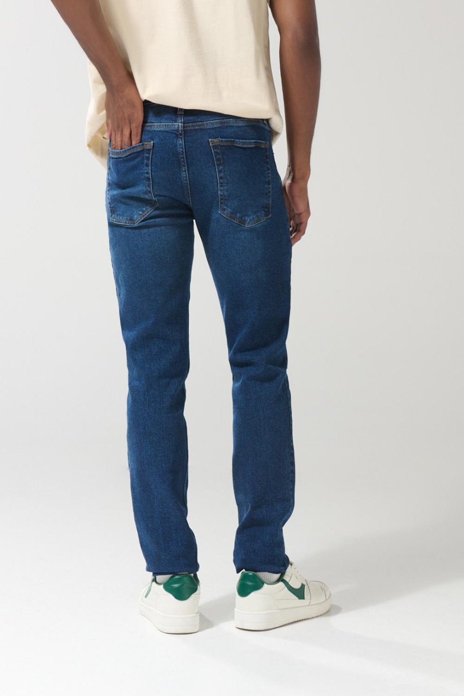 Jean slim azul oscuro con tiro bajo y 5 bolsillos