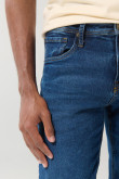 Jean slim azul oscuro con tiro bajo y 5 bolsillos