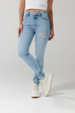 Jean azul claro push up con realce, bolsillos y tiro alto