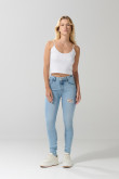 Jean azul claro push up con realce, bolsillos y tiro alto