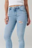 Jean azul claro push up con realce, bolsillos y tiro alto