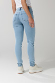 Jean azul claro push up con realce, bolsillos y tiro alto
