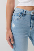 Jean azul claro push up con realce, bolsillos y tiro alto