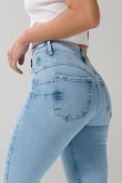 Jean azul claro push up con realce, bolsillos y tiro alto