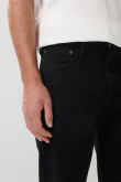Jean negro tipo 90´S con bolsillos, bota recta y tiro bajo