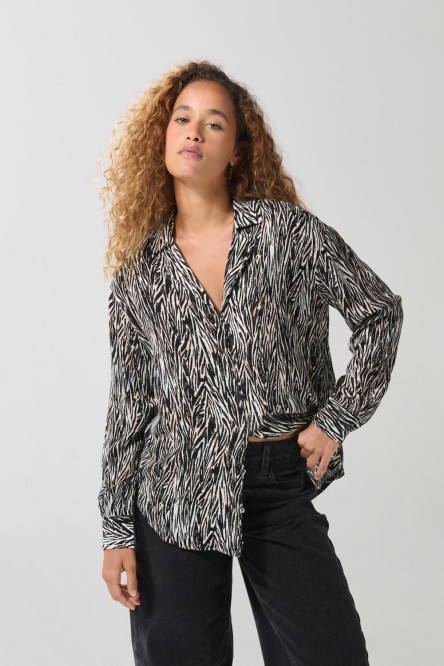 Blusa estampada unicolor con botones y manga larga