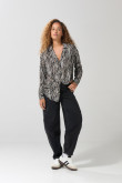 Blusa estampada unicolor con botones y manga larga