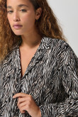 Blusa estampada unicolor con botones y manga larga