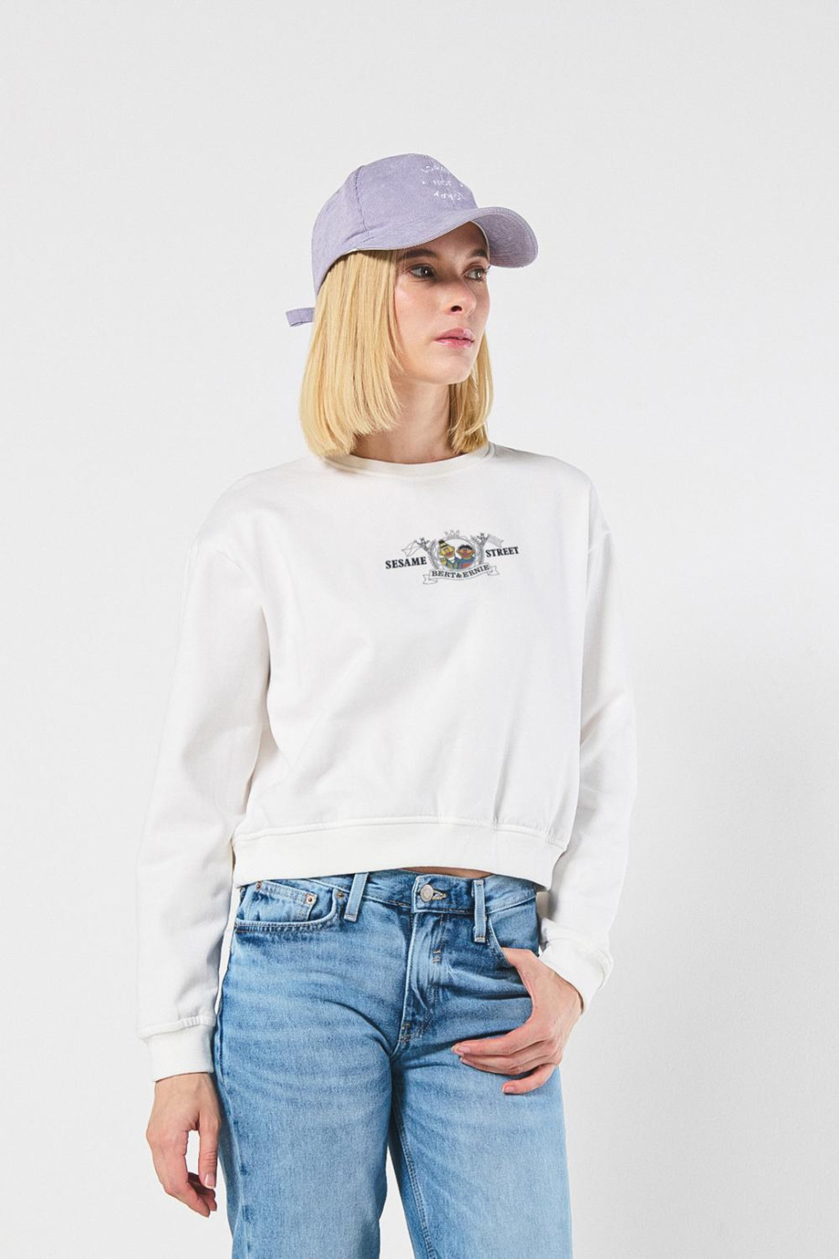 Sueter cuello redondo hombro rodado con estampado de Plaza sesamo