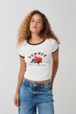 Camiseta manga corta crema con arte de flor y contrastes