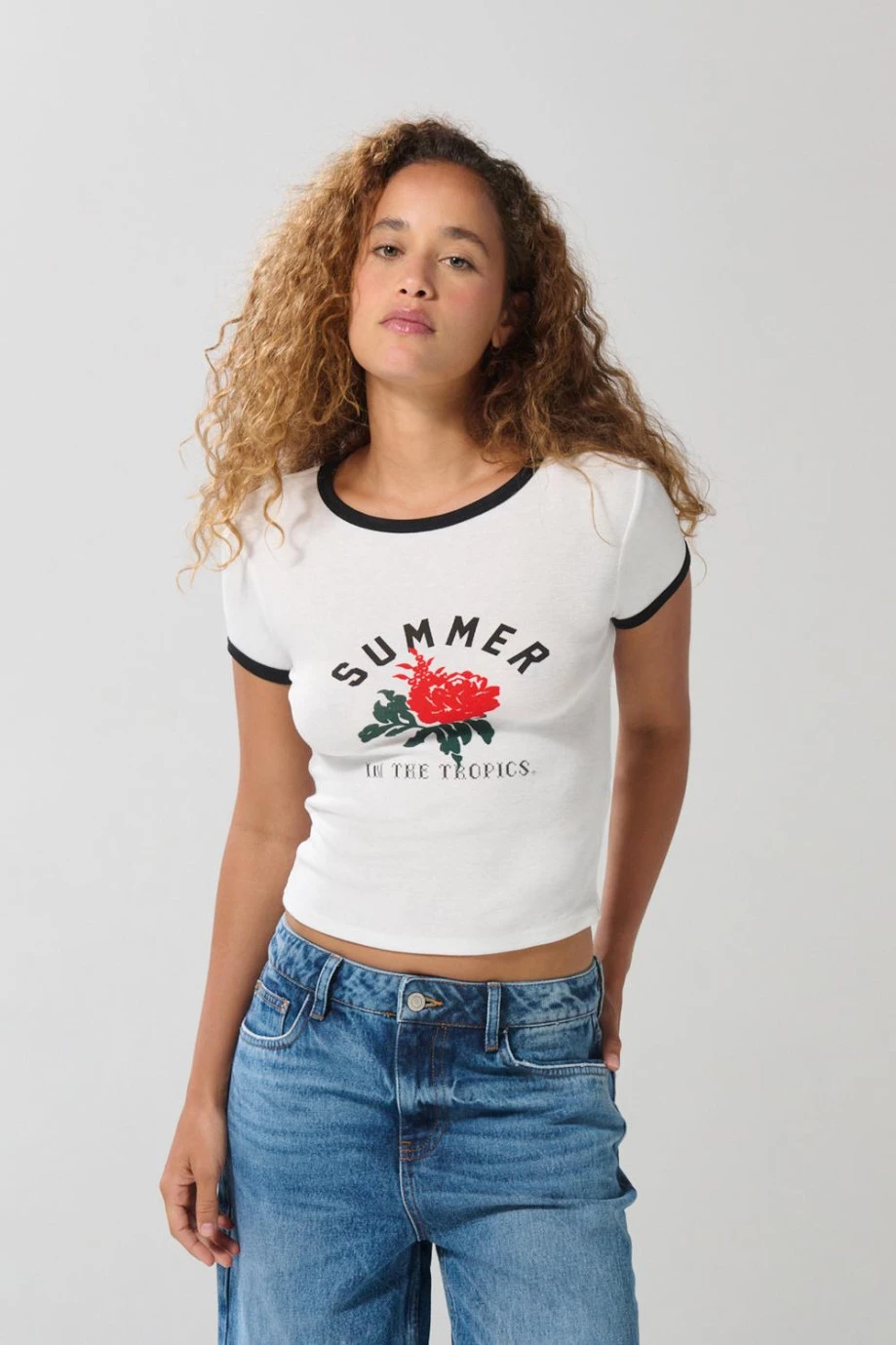 Camiseta manga corta crema con arte de flor y contrastes