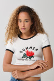 Camiseta manga corta crema con arte de flor y contrastes