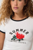 Camiseta manga corta crema con arte de flor y contrastes