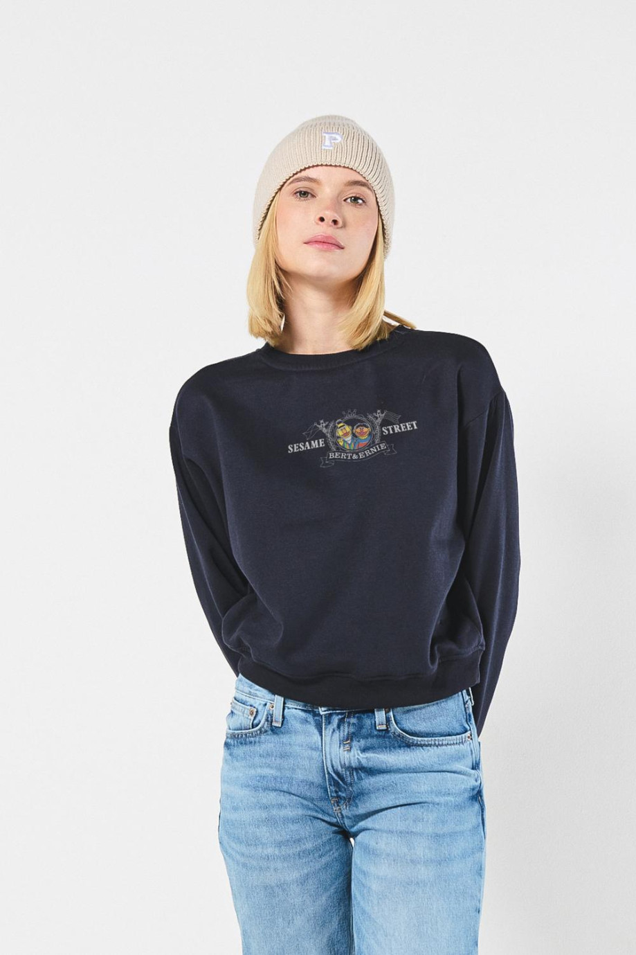 Sueter cuello redondo hombro rodado con estampado de Plaza sesamo