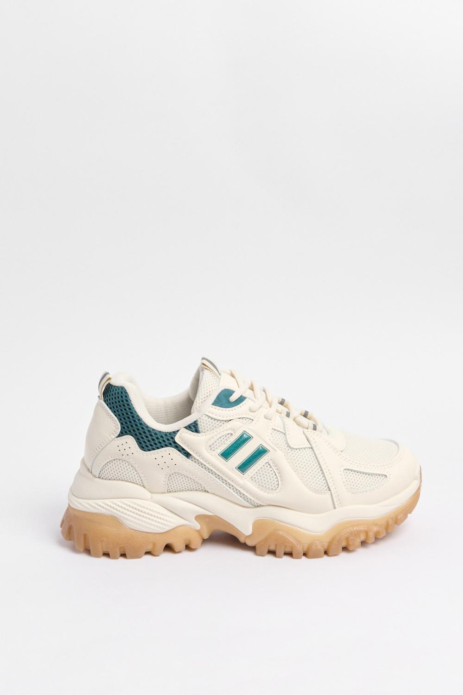 Tenis chunky en color crema claro con contraste color verde