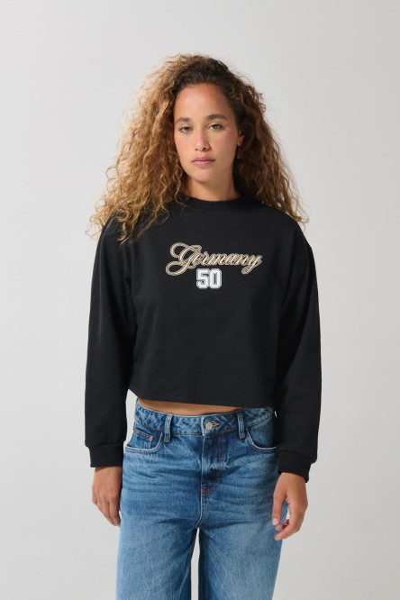 Buzo crop top negro con arte college y cuello redondo