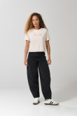 Camiseta unicolor crop top con arte college delantero