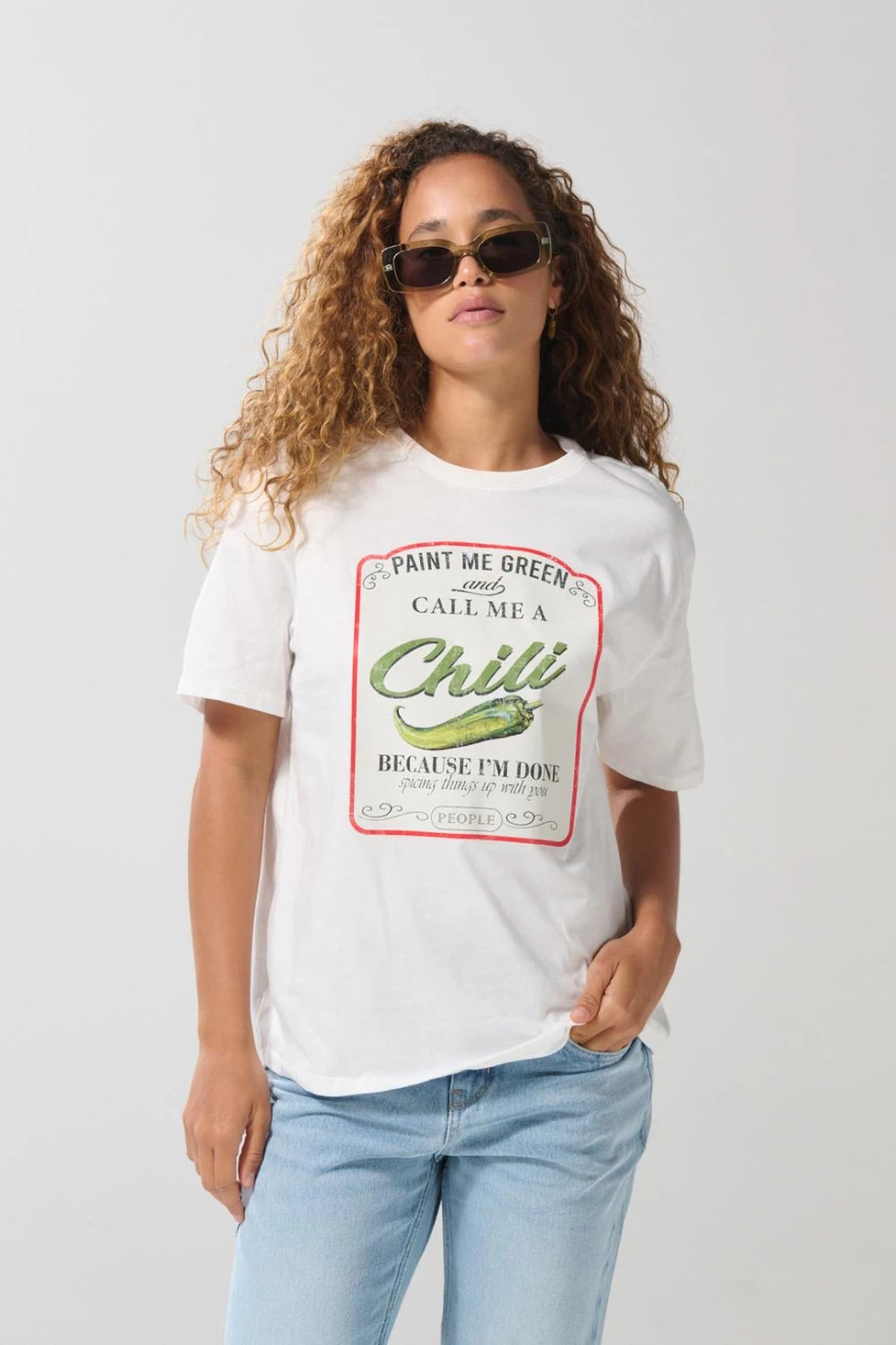 Camiseta unicolor cuello redondo con estampado en frente