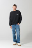 Buzo oversize negro cuello redondo con diseño de dados