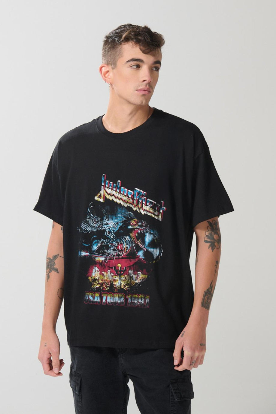Camiseta negra oversize cuello redondo de Judas Priest