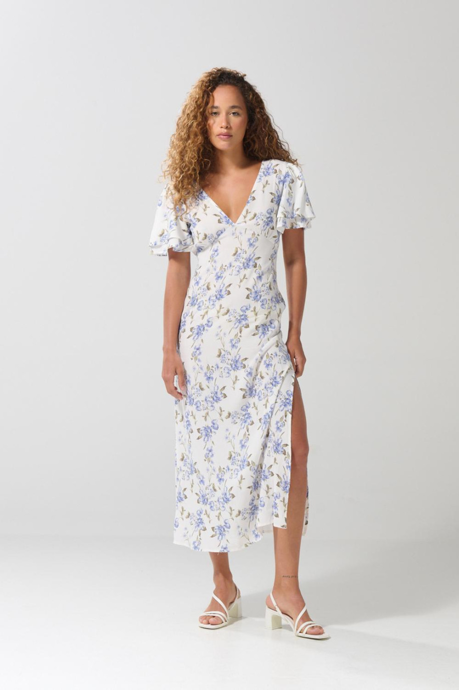 Vestido crema claro largo con flores y escote V