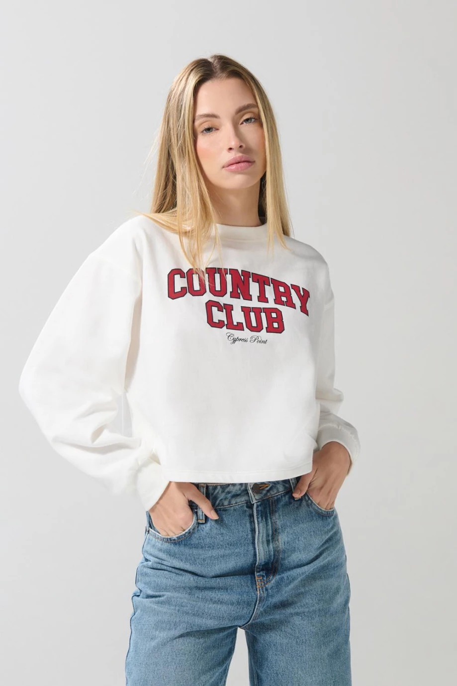 Buzo crop top cuello redondo para mujer, cuello y puños con rib, estampado en frente.