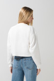 Buzo crop top cuello redondo para mujer, cuello y puños con rib, estampado en frente.