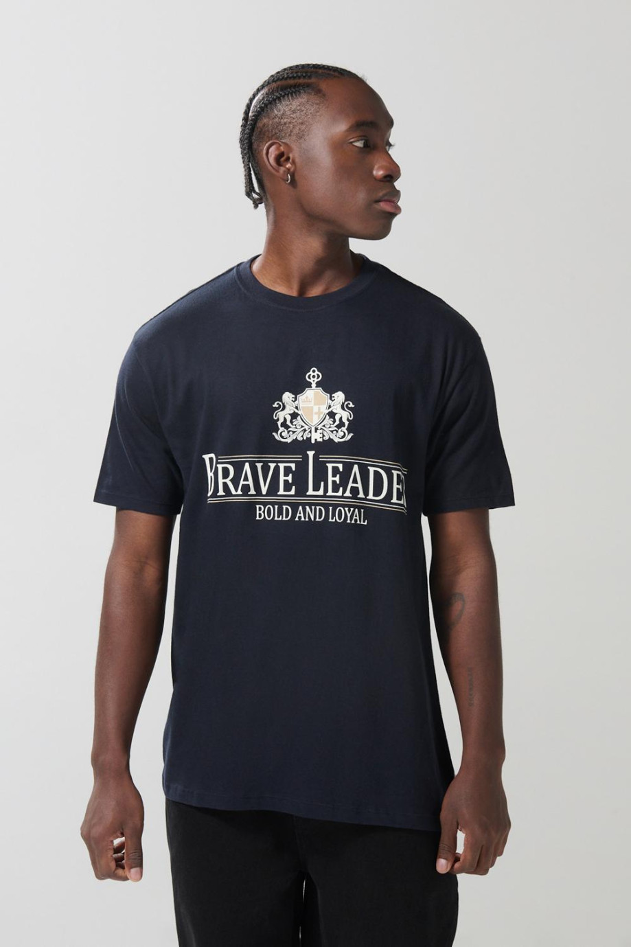 Camiseta básica hombro rodado masculina, manga corta, cuello redondo, con estampado tipo college.