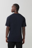 Camiseta básica hombro rodado masculina, manga corta, cuello redondo, con estampado tipo college.