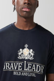 Camiseta básica hombro rodado masculina, manga corta, cuello redondo, con estampado tipo college.