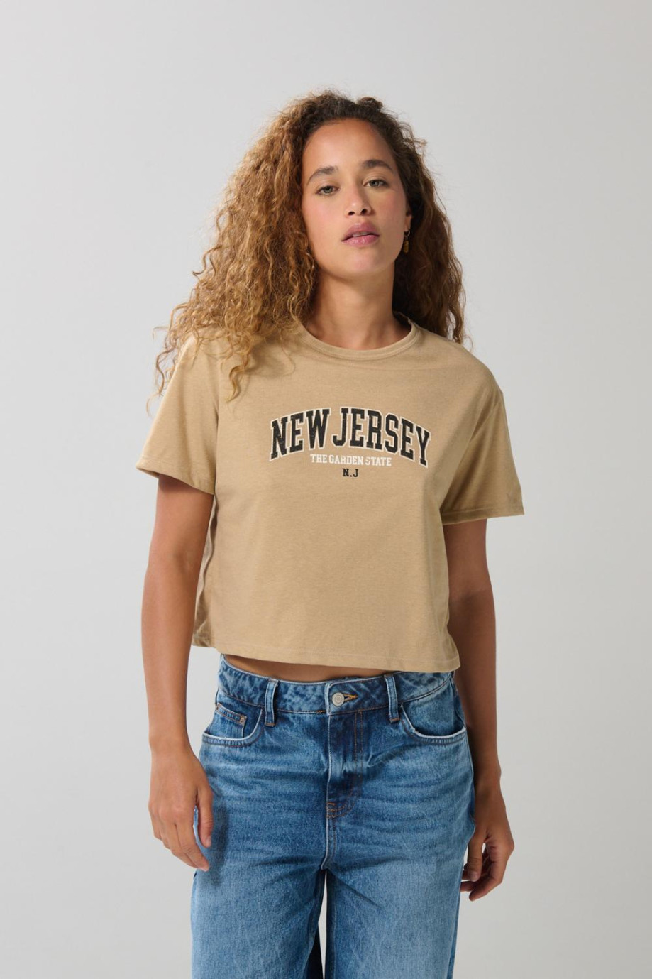 Camiseta para mujer manga corta unicolor, crop top cuello redondo, estampado en frente estilo College
