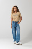 Camiseta crop top unicolor con texto college delantero