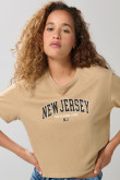 Camiseta crop top unicolor con texto college delantero