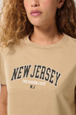 Camiseta crop top unicolor con texto college delantero