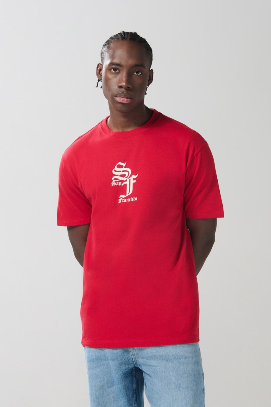 Camiseta básica hombro rodado masculina, cuello redondo con estampado en frente tipo college