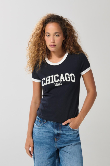 Camiseta azul intensa college con contrastes y manga corta