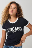 Camiseta azul intensa college con contrastes y manga corta