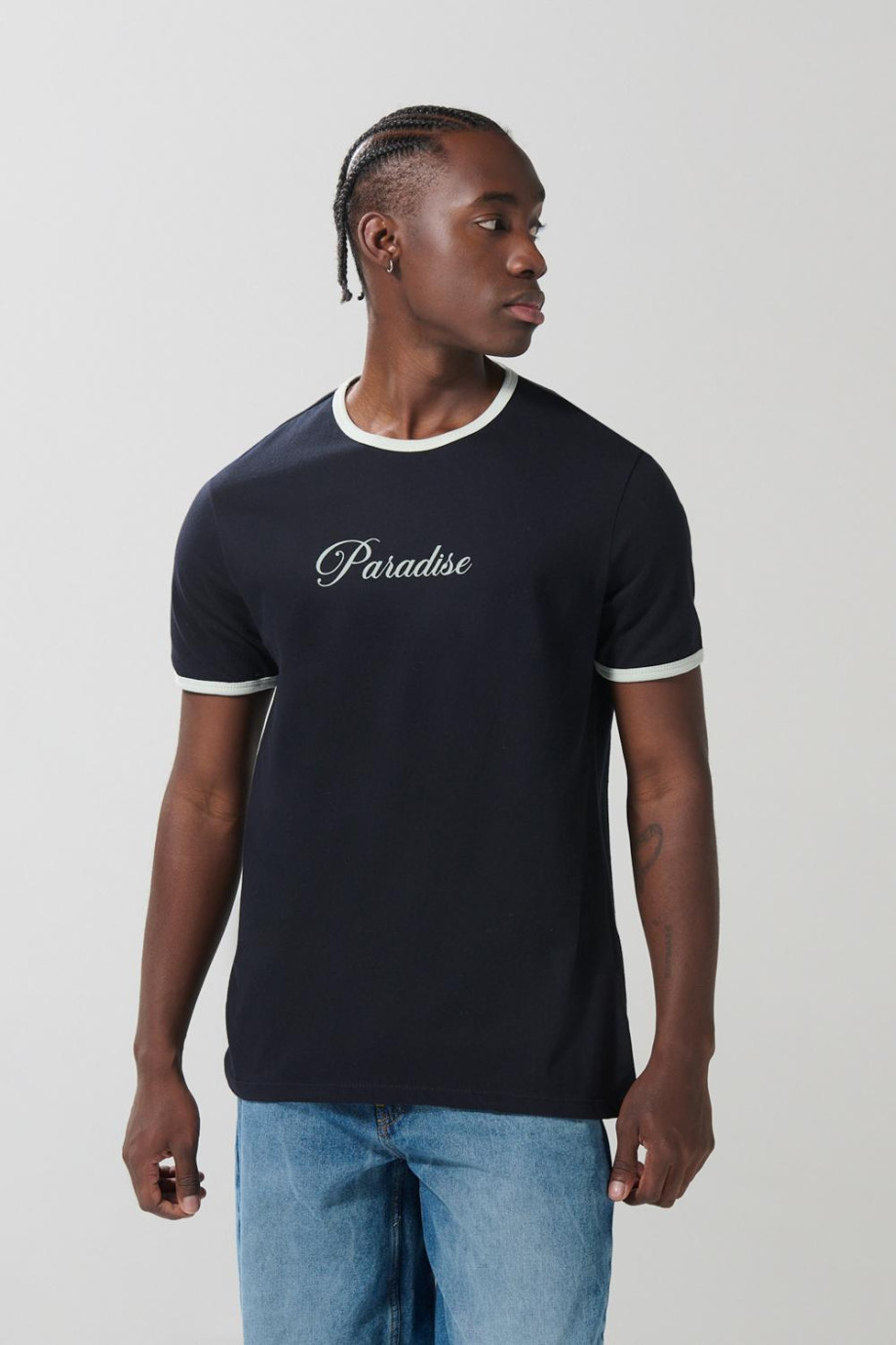 Camiseta manga corta unicolor con contrastes y estampado en frente