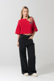 Camiseta oversize roja oscura crop top de Mafalda