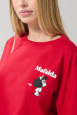 Camiseta oversize roja oscura crop top de Mafalda