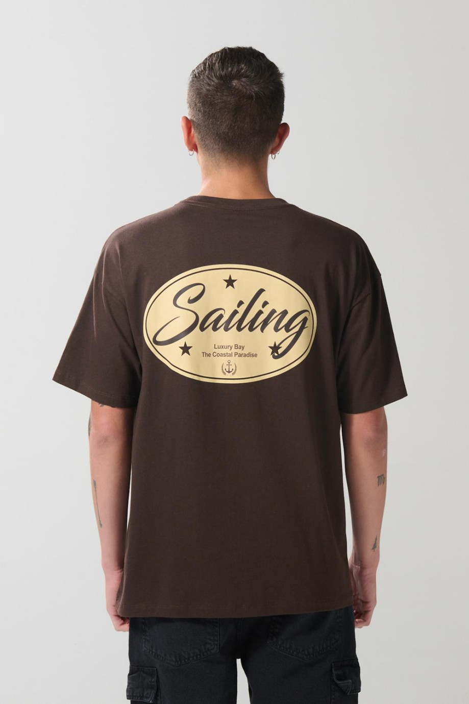 Camiseta café oscura oversize manga corta con textos