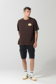 Camiseta café oscura oversize manga corta con textos