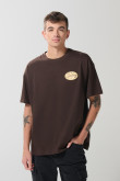 Camiseta café oscura oversize manga corta con textos