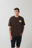 Camiseta café oscura oversize manga corta con textos