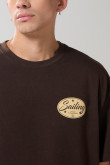 Camiseta café oscura oversize manga corta con textos