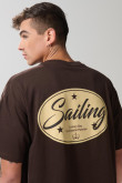 Camiseta café oscura oversize manga corta con textos