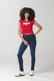 Camiseta ajustada roja oscura de Mafalda con manga corta