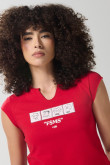 Camiseta ajustada roja oscura de Mafalda con manga corta