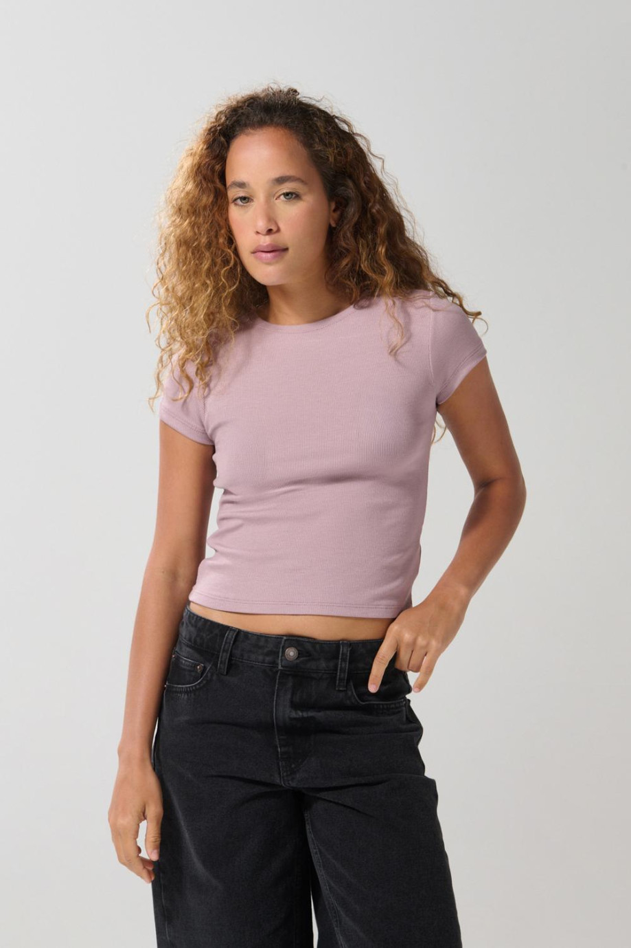 Camiseta manga corta acanalada unicolor ajustada